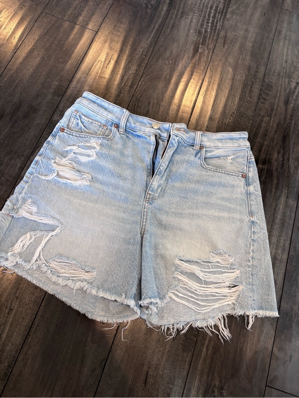 American Eagle Baggy Mom Jean Shorts Size 8.